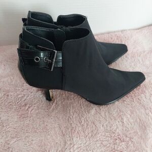 Donald J. Pliner Lure Kitten Hills Black Booties Size 6.5